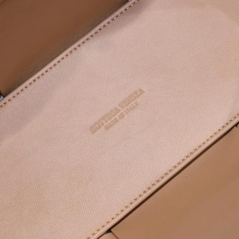 Batch 1760 medium arco, BottegaVeneta# official website latest cowhide leather with inner sheepskin SLIP tote handbag, and the logo has been changed to the side panel😍The oversized woven design really makes it a huge gap from ordinary tote bags🔗🔗Different color combinations inside and outside ⛓Daniel Lee leads the brand's DNA to continue to evolve with fresh inspiration🧬🧬showing a balanced style of luxury and reality👉: 30*20*12 Model: 9893#